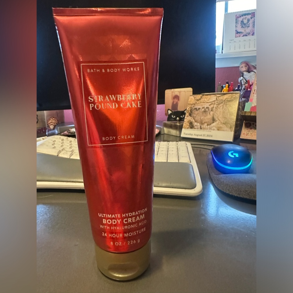 NWT BATH AND BODYWORKS Strawberry Pound Cake ultimate hydration body cream 8 oz